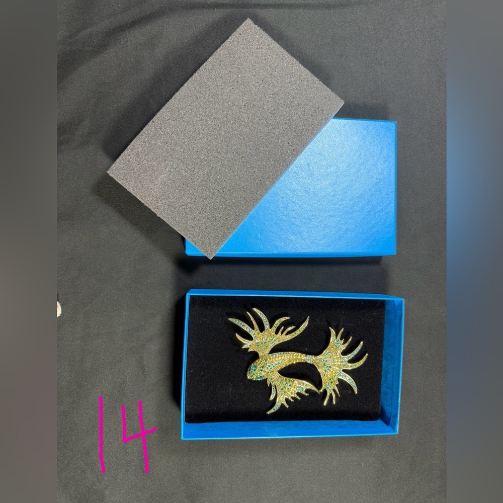 PRICE FIRM • NIB Heidi Daus “In The Swim” fish pin brooch Swarovski Crystal